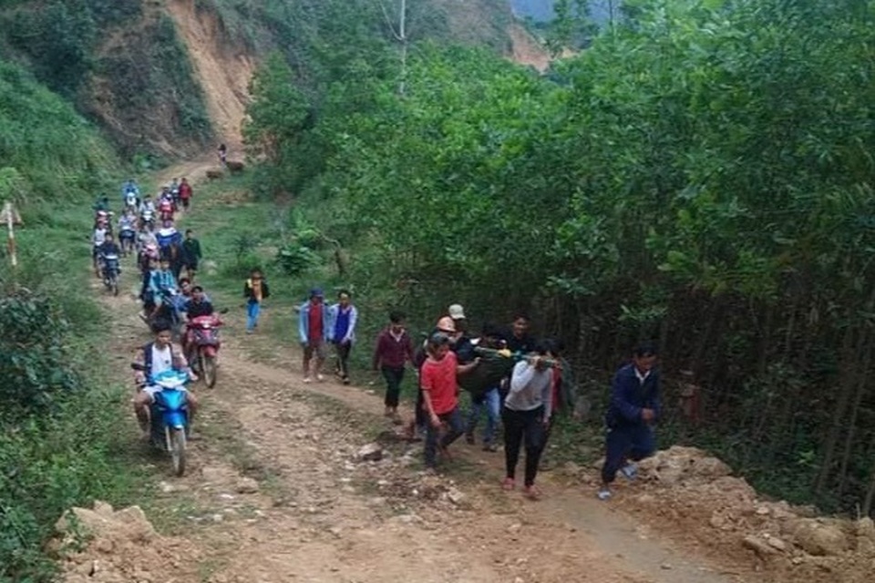 Dùng võng và đòn tre khiêng người bệnh vượt 13km đường rừng đi cấp cứu - 1 Dùng võng và đòn tre khiêng người bệnh vượt 13km đường rừng đi cấp cứu - 1