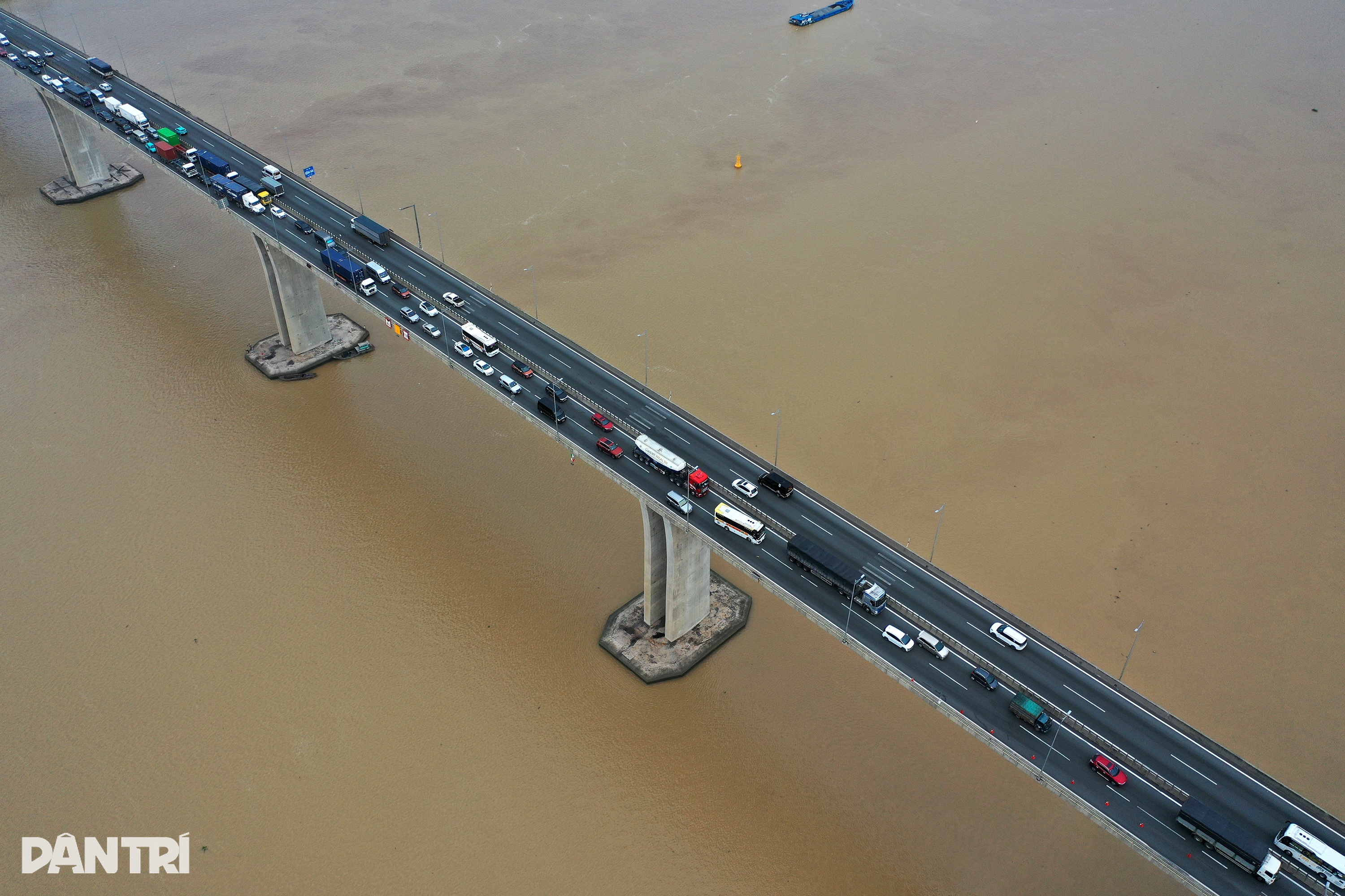 Kemacetan lalu lintas di Ho Chi Minh City - Long Thanh Expressway mencapai 5 km akibat perbaikan jembatan - 6 Cao tốc TPHCM - Long Thành kẹt xe kéo dài hơn 5km vì sửa cầu - 6