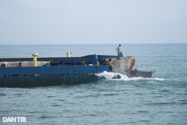 Hình ảnh tàu chở 2.700 tấn gạo bị sóng "bẻ đôi"