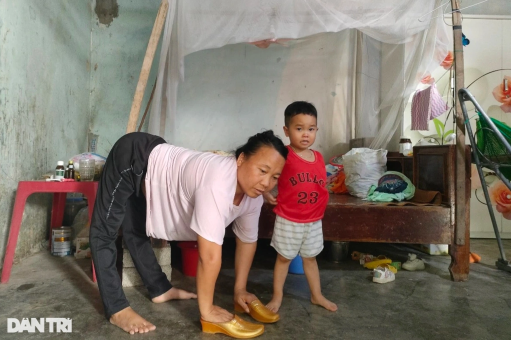 Người mẹ tật nguyền đi bằng 2 tay và con gái 3 tuổi mịt mù tương lai - 1 Người mẹ tật nguyền đi bằng 2 tay và con gái 3 tuổi mịt mù tương lai - 1