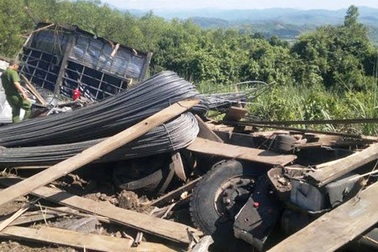 Lật xe chở thép, 3 người tử vong tại chỗ