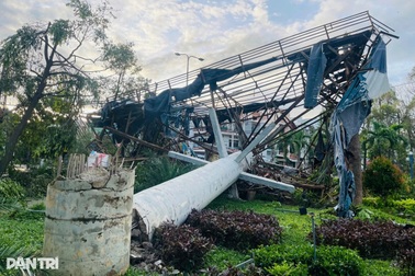 Quy Nhơn tan hoang sau bão Kalmaegi