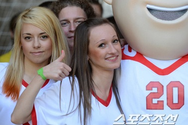 Thiếu nữ xinh đẹp tranh thủ làm thêm mùa Euro