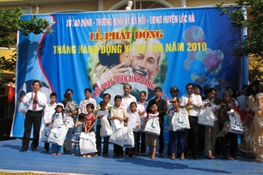 Quỹ bảo trợ trẻ em trao hàng trăm suất quà cho trẻ em nghèo