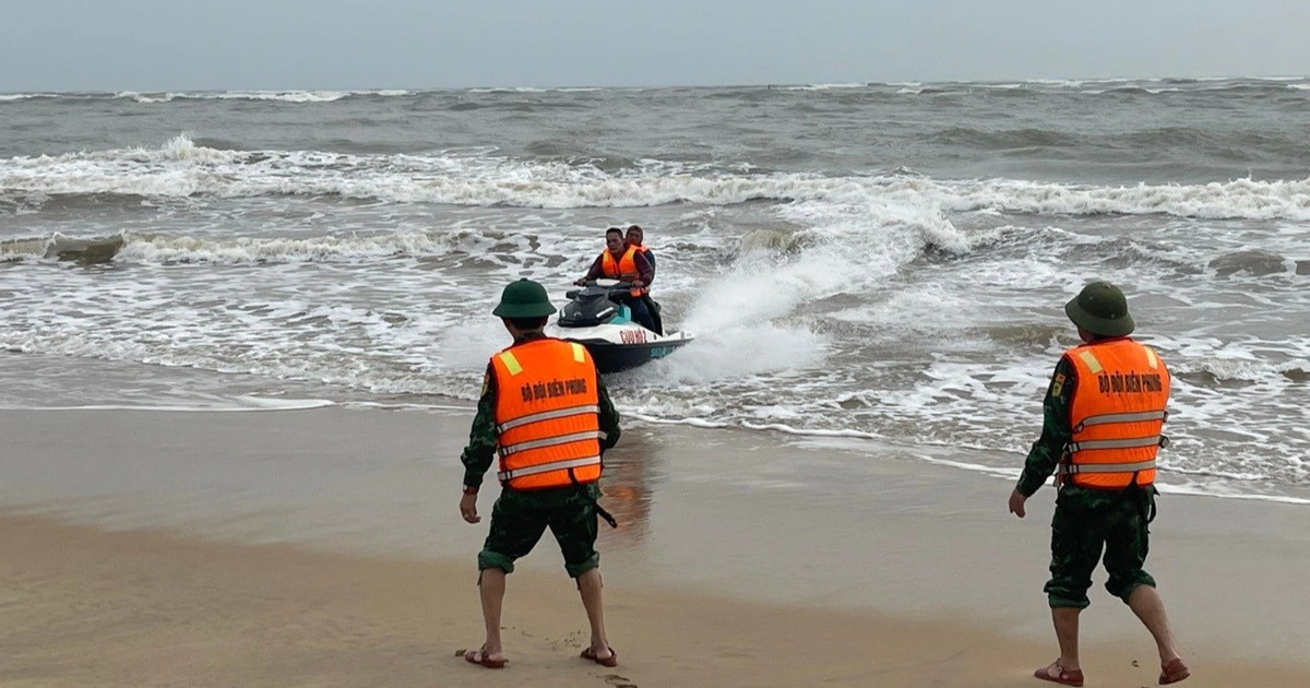 Quảng Bình: Huy động mô tô nước ứng cứu 3 ngư dân gặp nạn trên biển | Báo Dân trí
