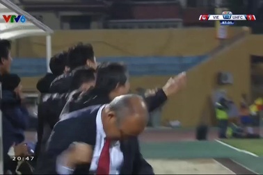 Đức Chinh gỡ hòa 2-2 cho U23 Việt Nam trước Ulsan Hyundai