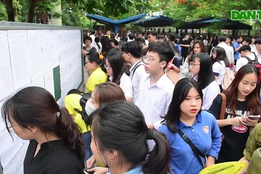 Thí sinh đến muộn "chạy marathon" vào trường nhận phòng thi