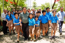 Ngày cuối tuần đặc biệt của Thủ tướng cùng học sinh mồ côi vì Covid-19