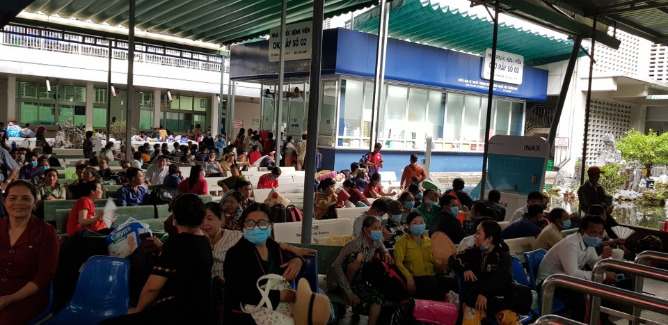 Dùng thẻ khám bệnh để chống “cò bệnh viện” và nạn móc túi - 1 Dùng thẻ khám bệnh để chống “cò bệnh viện” và nạn móc túi - 1