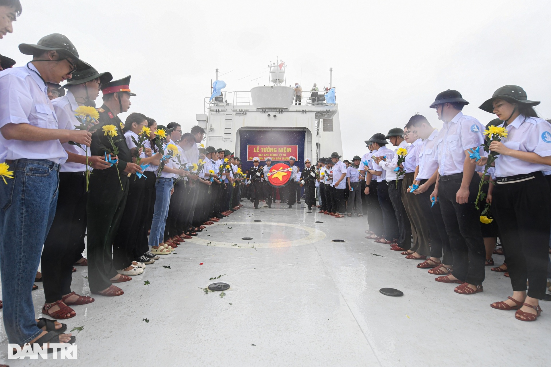 Mưa trắng trời phút tưởng niệm các anh hùng, liệt sĩ hi sinh tại Trường Sa - 8
