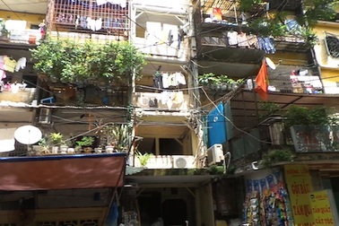 Hà Nội: Dân chung cư sắp sập tiếp tục bám trụ