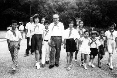 Anh Năm với nghệ sĩ khu 5 