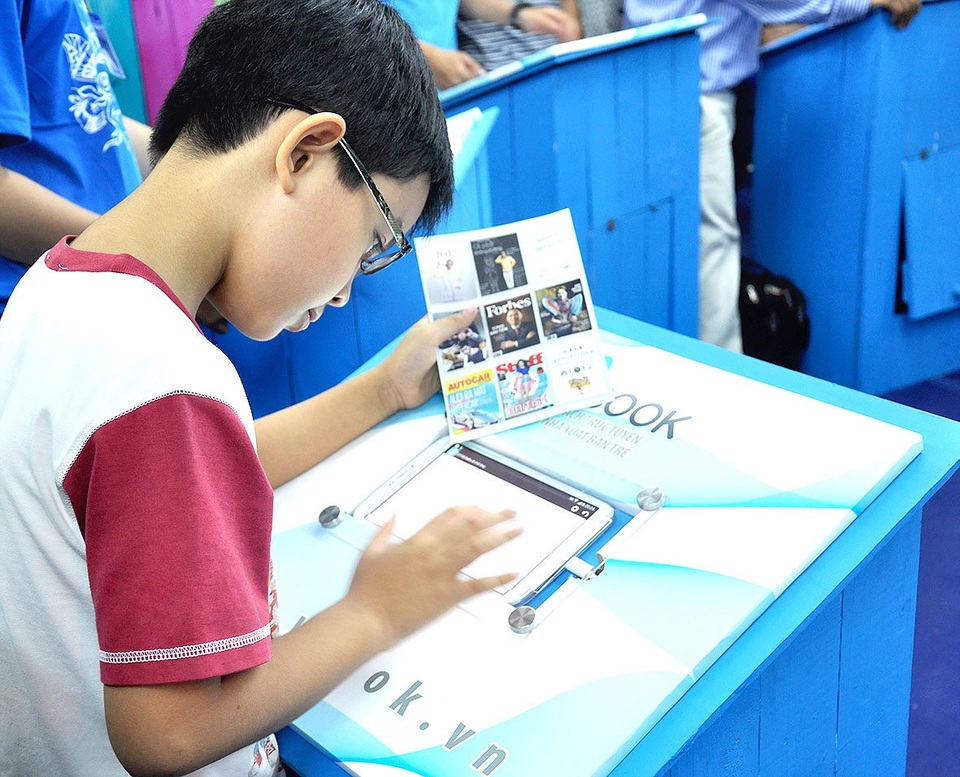 Ngày hội sách: Khuyến khích phụ huynh hướng dẫn con đọc sách điện tử - 1 Ngày hội sách: Khuyến khích phụ huynh hướng dẫn con đọc sách điện tử - 1