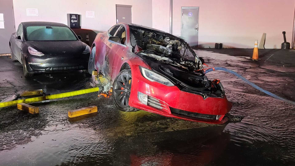 Xe điện Tesla Model S P100D bốc cháy dữ dội, nguyên nhân có thể từ bộ pin - 3 Xe điện Tesla Model S P100D bốc cháy dữ dội, nguyên nhân có thể từ bộ pin - 3