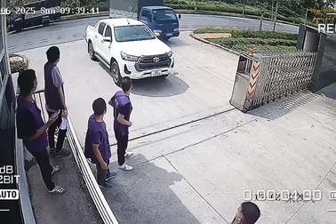 Xe máy phóng nhanh lao vào xe tải chuyển hướng ẩu