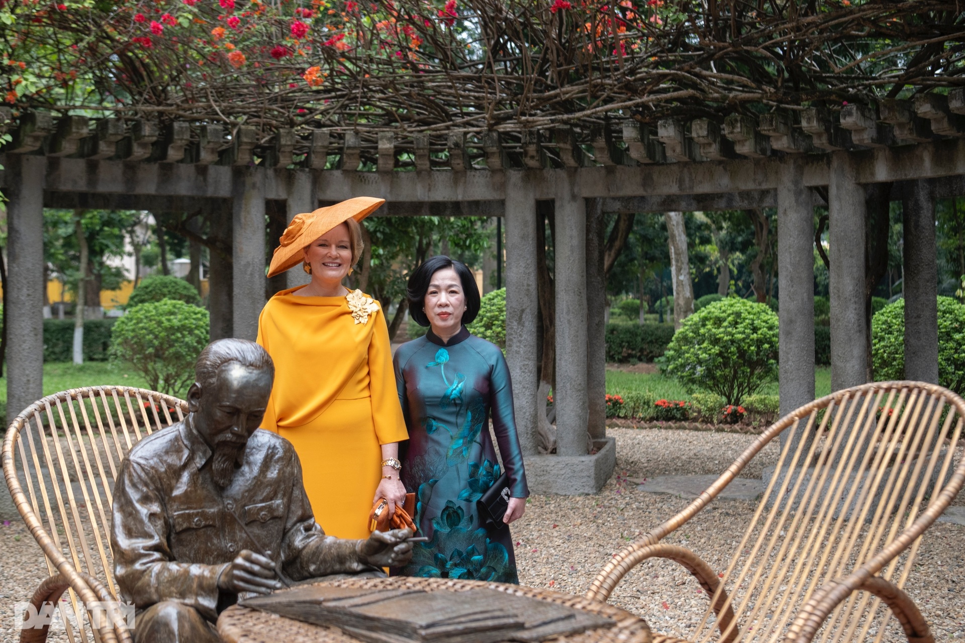 Phu nhân Minh Nguyệt cùng Hoàng hậu Bỉ thăm Nhà sàn Bác Hồ, cho cá ăn - 13 Phu nhân Minh Nguyệt cùng Hoàng hậu Bỉ thăm Nhà sàn Bác Hồ, cho cá ăn - 13