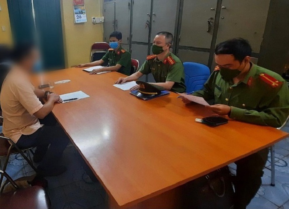 Người xưng tao là tiến sĩ bị phạt 3,7 triệu đồng - 1 Người xưng tao là tiến sĩ bị phạt 3,7 triệu đồng - 1