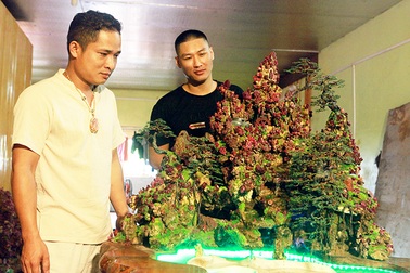 Chiếc bàn gắn hàng nghìn viên đá quý, độc đáo nhất Việt Nam