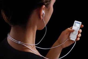 Nhiều bạn trẻ thành thị điếc vì mốt đeo tai phone