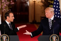 Màn bắt tay "giật và kéo" của Tổng thống Trump và Tổng thống Pháp