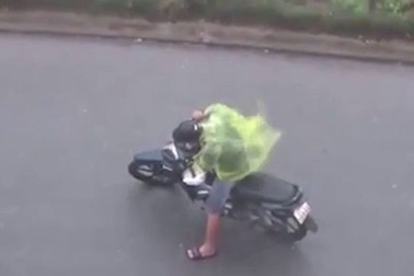 Người đàn ông đi xe máy bị gió từ cơn bão số 10 quật ngã