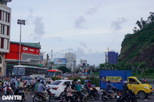 Sạt lở núi một năm chưa được khắc phục, cửa ngõ Quy Nhơn bị "thắt cổ chai"