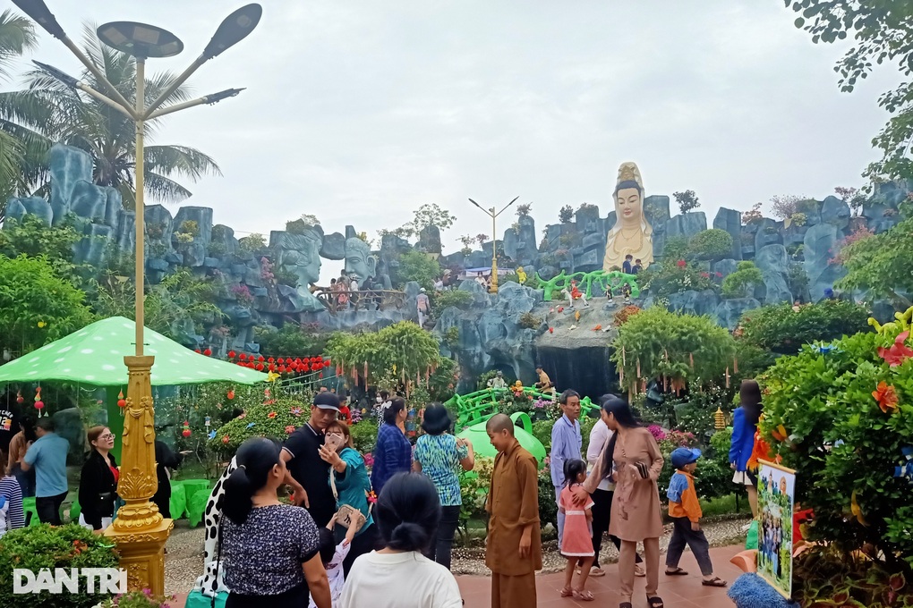 Du khách nườm nượp đổ về ngôi chùa cảnh đẹp như chốn thần tiên ở Bạc Liêu - 3 Du khách nườm nượp đổ về ngôi chùa cảnh đẹp như chốn thần tiên ở Bạc Liêu - 3