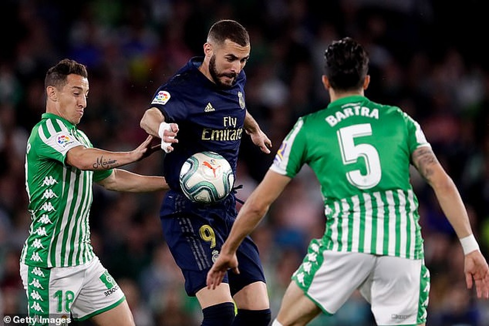 Thua sốc Betis, Real Madrid mất ngôi đầu bảng vào tay Barcelona - 4 Thua sốc Betis, Real Madrid mất ngôi đầu bảng vào tay Barcelona - 4