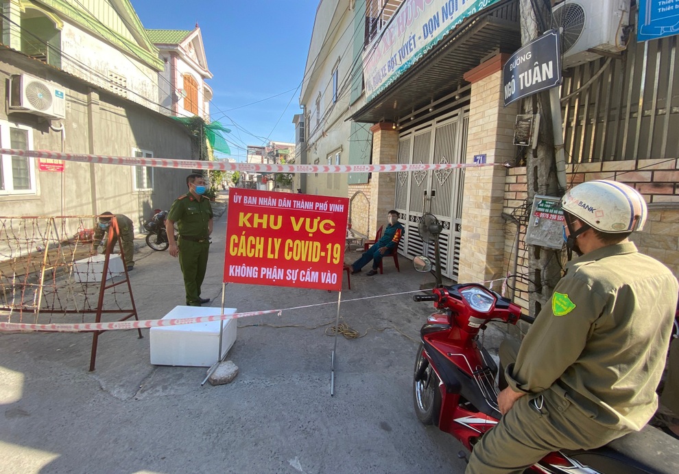 Nghệ An: Thấy sốt, 2 vợ chồng đến viện test nhanh dương tính SARS-CoV-2 - 1 Nghệ An: Thấy sốt, 2 vợ chồng đến viện test nhanh dương tính SARS-CoV-2 - 1