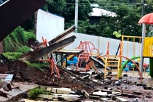 50m tường rào của trường tiểu học đổ sập ngay trong giờ học