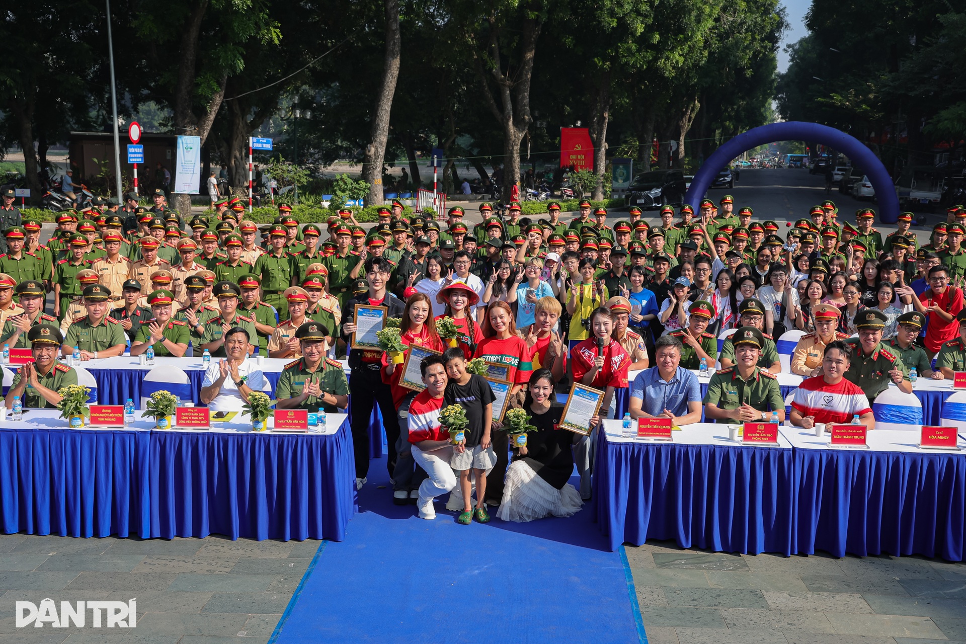 Hòa Minzy, Quốc Thiên cùng dàn sao trồng cây vì Thủ đô xanh - 12 Hòa Minzy, Quốc Thiên cùng dàn sao trồng cây vì Thủ đô xanh - 12