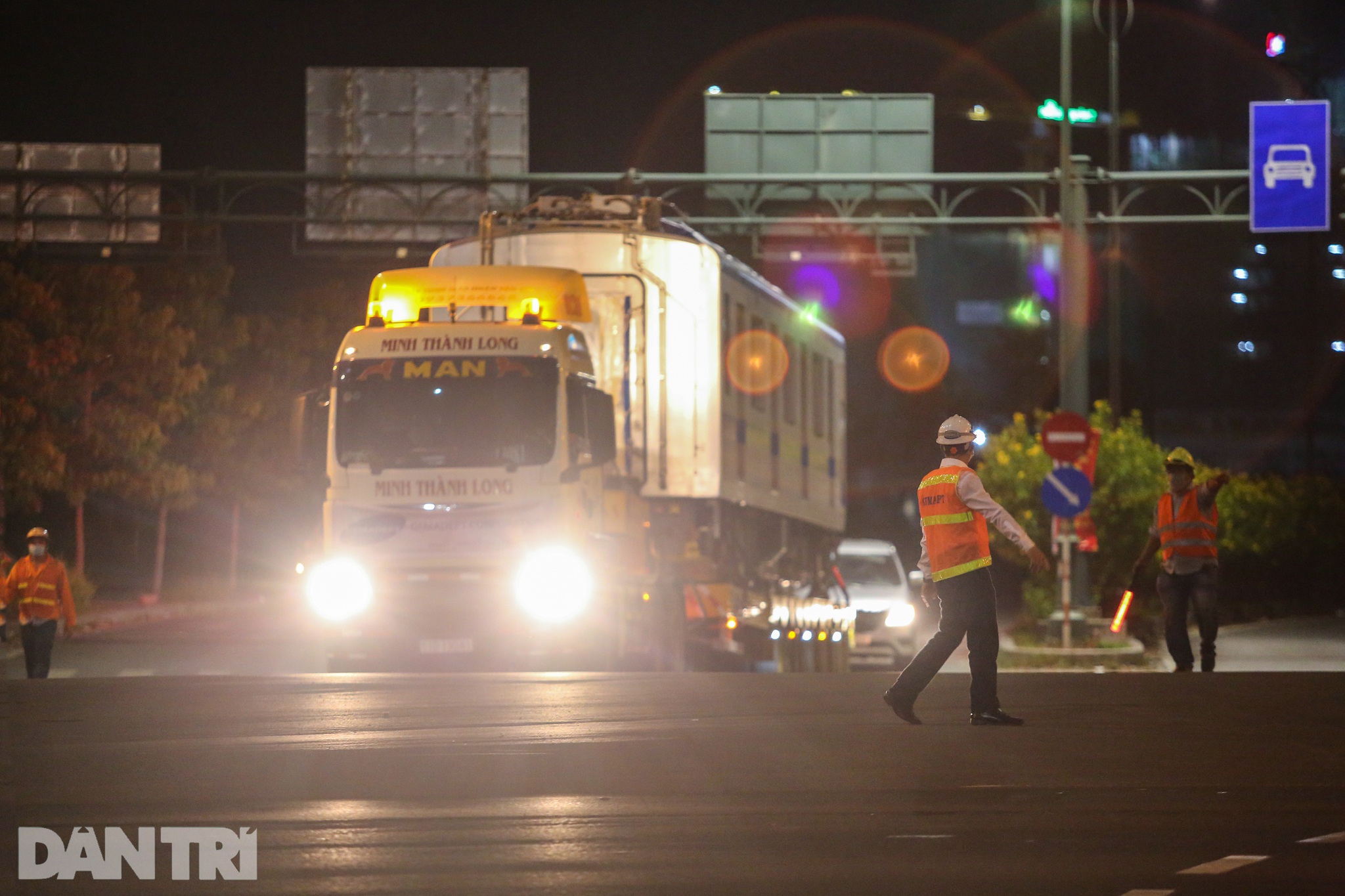 Xe siêu trọng xuyên đêm vận chuyển 3 toa tàu Metro số 1 về Depot Long Bình - 16
