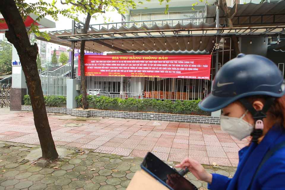 Hà Nội: Hàng loạt hàng quán tạm nghỉ, dán thông báo phòng dịch Covid-19 - 2 Hà Nội: Hàng loạt hàng quán tạm nghỉ, dán thông báo phòng dịch Covid-19 - 2