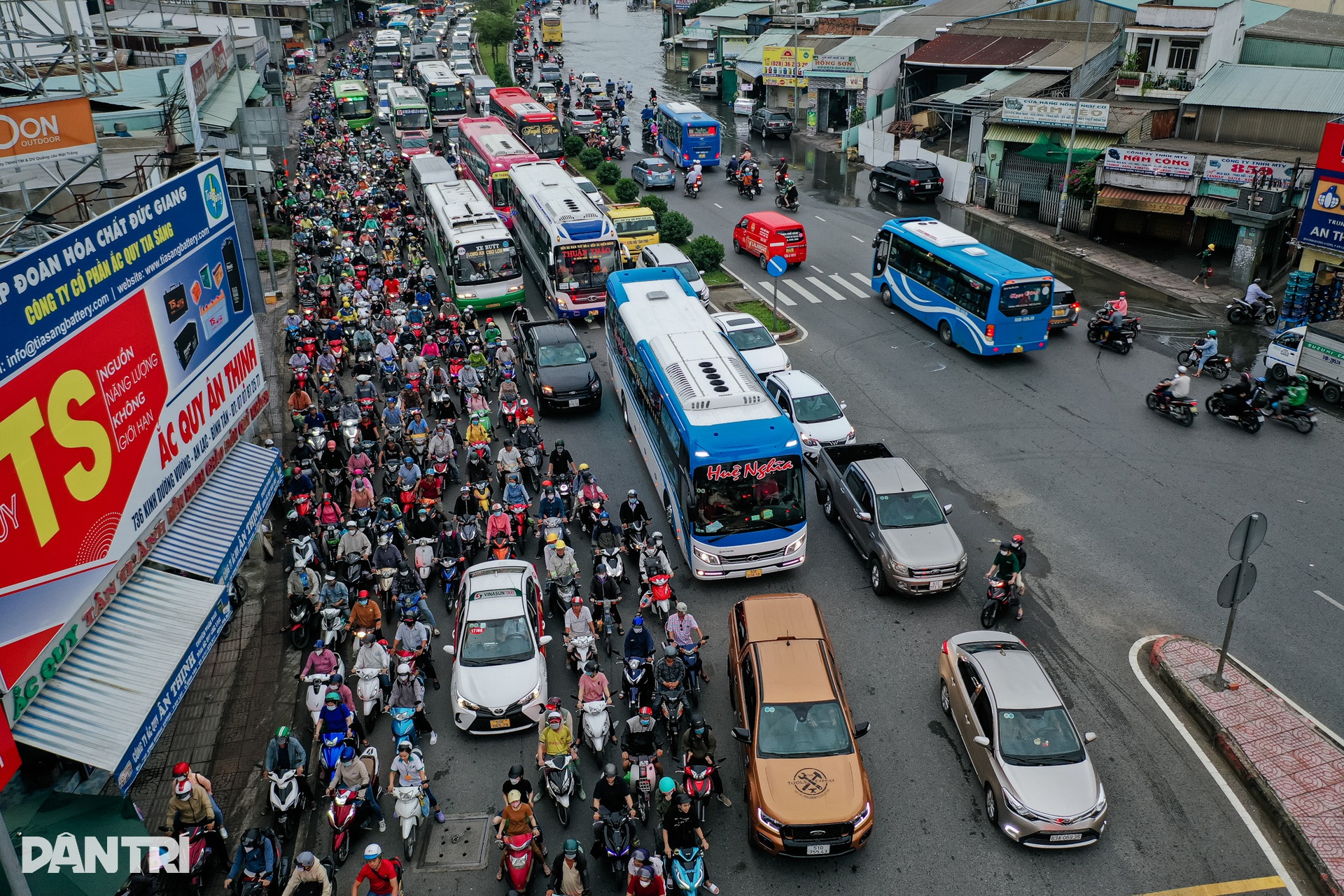 Người dân ở TPHCM vạ vật, nhích từng chút trên đường về quê nghỉ lễ - 5