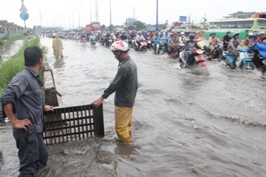 Mưa hơn nửa giờ, cửa ngõ Sài Gòn ngập hàng tiếng đồng hồ