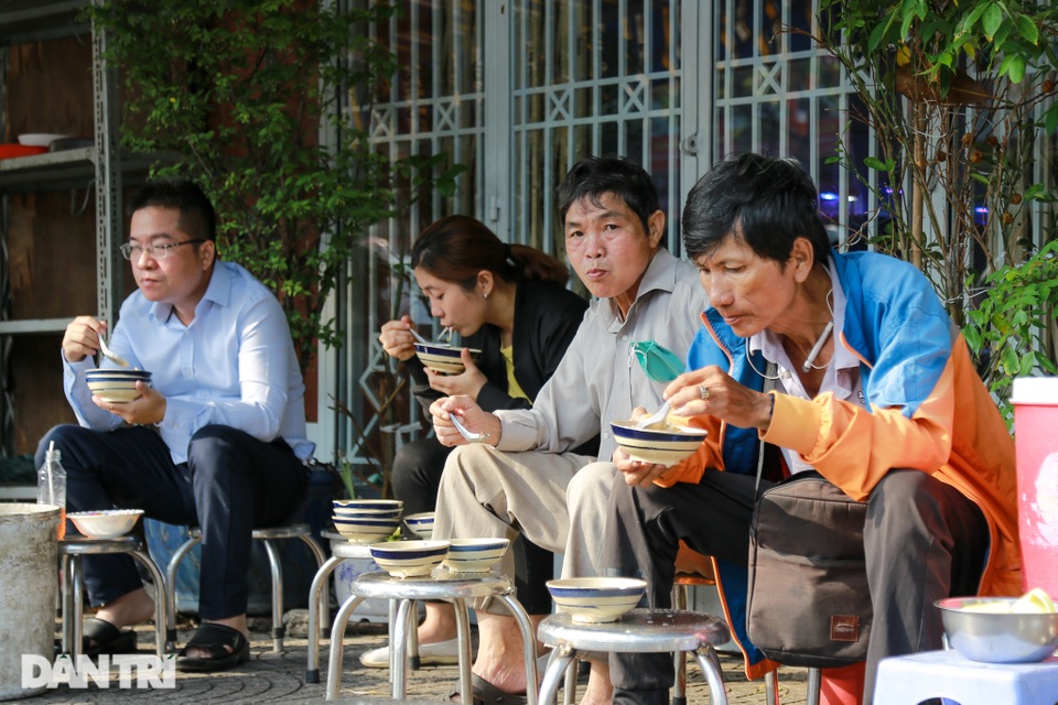 Quán cháo huyết 5000 đồng làm ấm lòng lao động nghèo - 6 Quán cháo huyết 5000 đồng làm ấm lòng lao động nghèo - 6