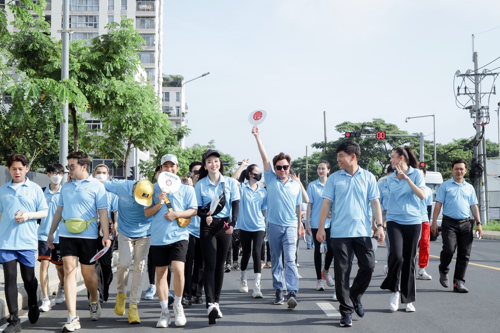 Ca sĩ Nguyên Vũ, Quốc Đại đi bộ để giúp đỡ những hoàn cảnh khó khăn - 2 Ca sĩ Nguyên Vũ, Quốc Đại đi bộ để giúp đỡ những hoàn cảnh khó khăn - 2