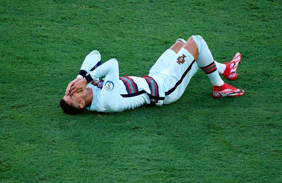 C.Ronaldo bị chế giễu vì pha ăn vạ trong trận đấu với đội tuyển Bỉ - 2 C.Ronaldo bị chế giễu vì pha ăn vạ trong trận đấu với đội tuyển Bỉ - 2