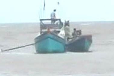 38 ngư dân “mắc kẹt” trên biển, chưa thể cứu hộ vì thời tiết xấu