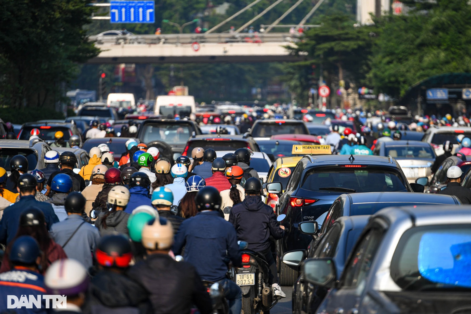 Trời Hà Nội mịt mù trong sáng sớm, cảnh báo đỏ về ô nhiễm không khí - 14 Trời Hà Nội mịt mù trong sáng sớm, cảnh báo đỏ về ô nhiễm không khí - 14