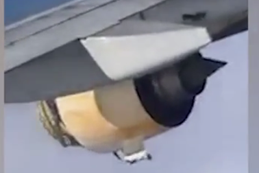 Máy bay Pháp hạ cánh khẩn cấp vì động cơ bị rời ra