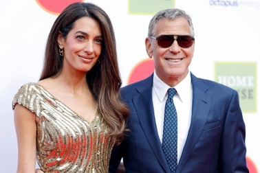 Váy 3 tỷ đồng của vợ tài tử George Clooney nổi bật tại tiệc hoàng gia