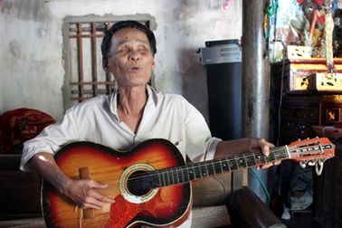 "Nghệ sĩ" mù và tiếng đàn soi sáng tâm hồn