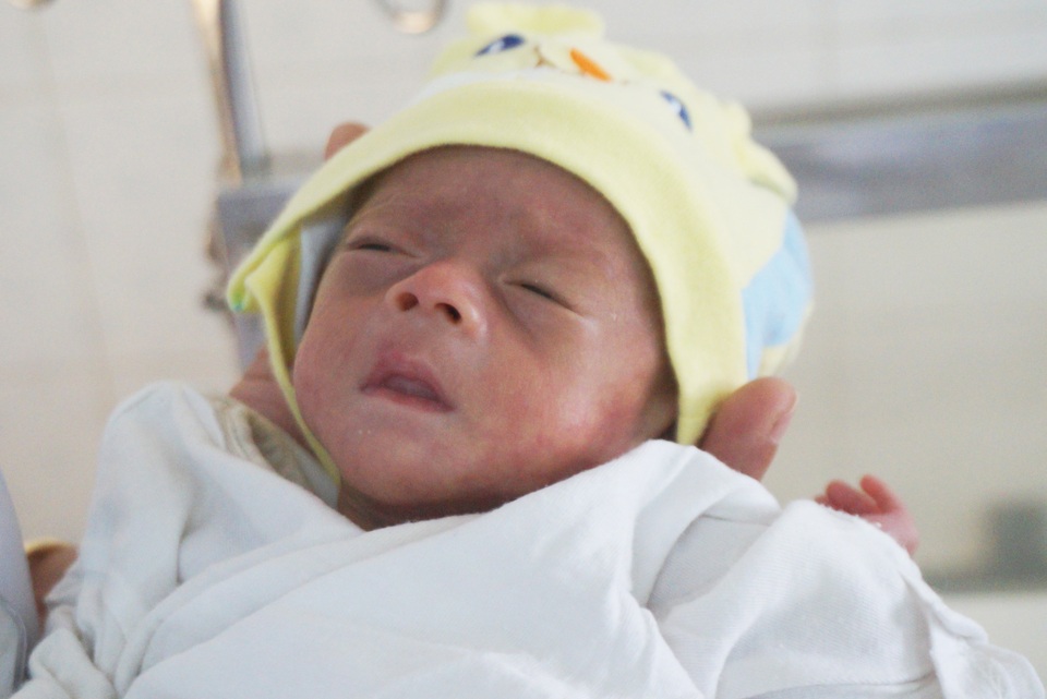 Tìm người nhận nuôi bé gái sinh non bị bỏ rơi tại bệnh viện - 2 Tìm người nhận nuôi bé gái sinh non bị bỏ rơi tại bệnh viện - 2