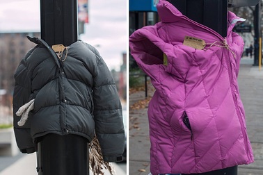 Trẻ em Canada mang áo ra phố cho người vô gia cư