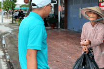 Cụ bà nhặt ve chai dành 50.000 đồng, nhờ chuyển khoản cho đồng bào vùng lũ