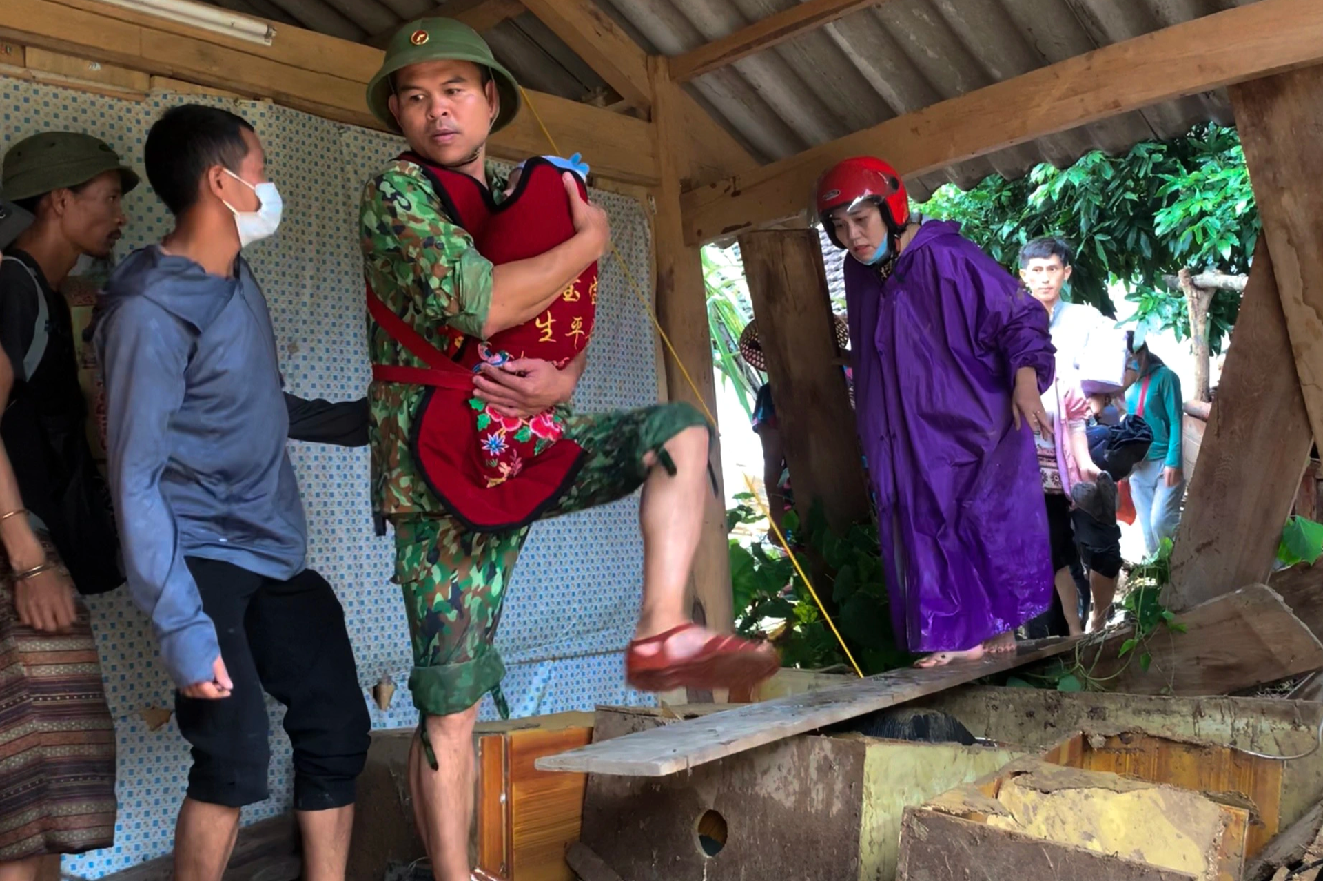 Những người lính đi trước, về sau nơi tâm lũ quét - 7 Những người lính đi trước, về sau nơi tâm lũ quét - 7