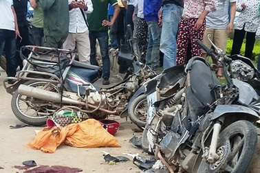 Hai xe máy tông nhau vỡ nát, 2 phụ nữ thương vong