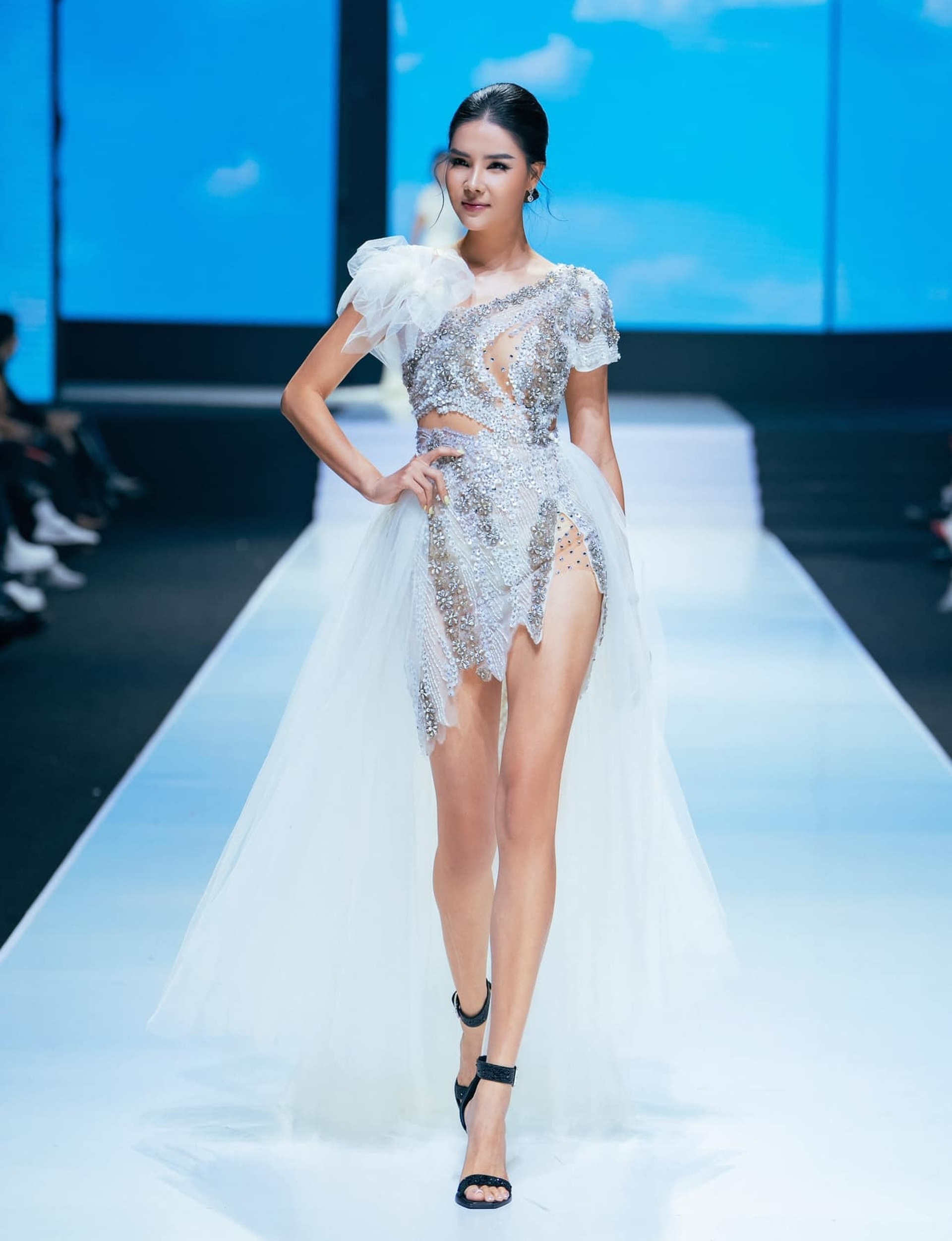 Hôn nhân vượt thị phi của cầu thủ Mạc Hồng Quân và người mẫu cao 1,78m - 12