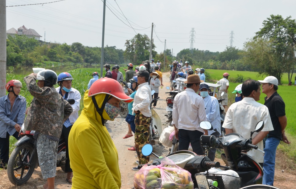 Người dân kéo đến nghía qua khe cửa căn nhà Tuấn “khỉ” bị tiêu diệt - 10 Người dân kéo đến nghía qua khe cửa căn nhà Tuấn “khỉ” bị tiêu diệt - 10